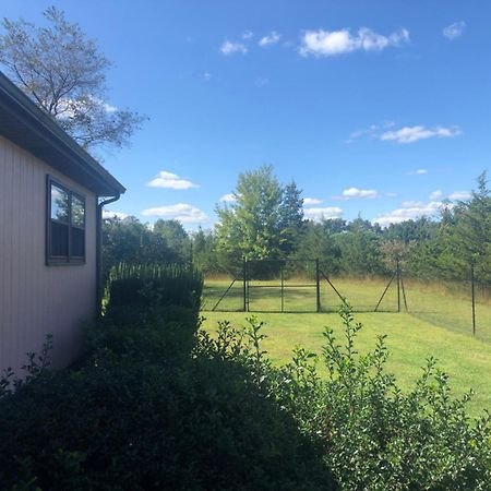 Fenced Yard Chalets From Good Dog Vacations At Big Valley Resort Sciota Exteriör bild
